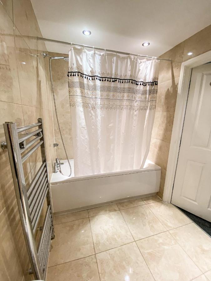 Heathrow/Ashford Hospital/Twickenham Short Stay Apartment Stanwell Buitenkant foto